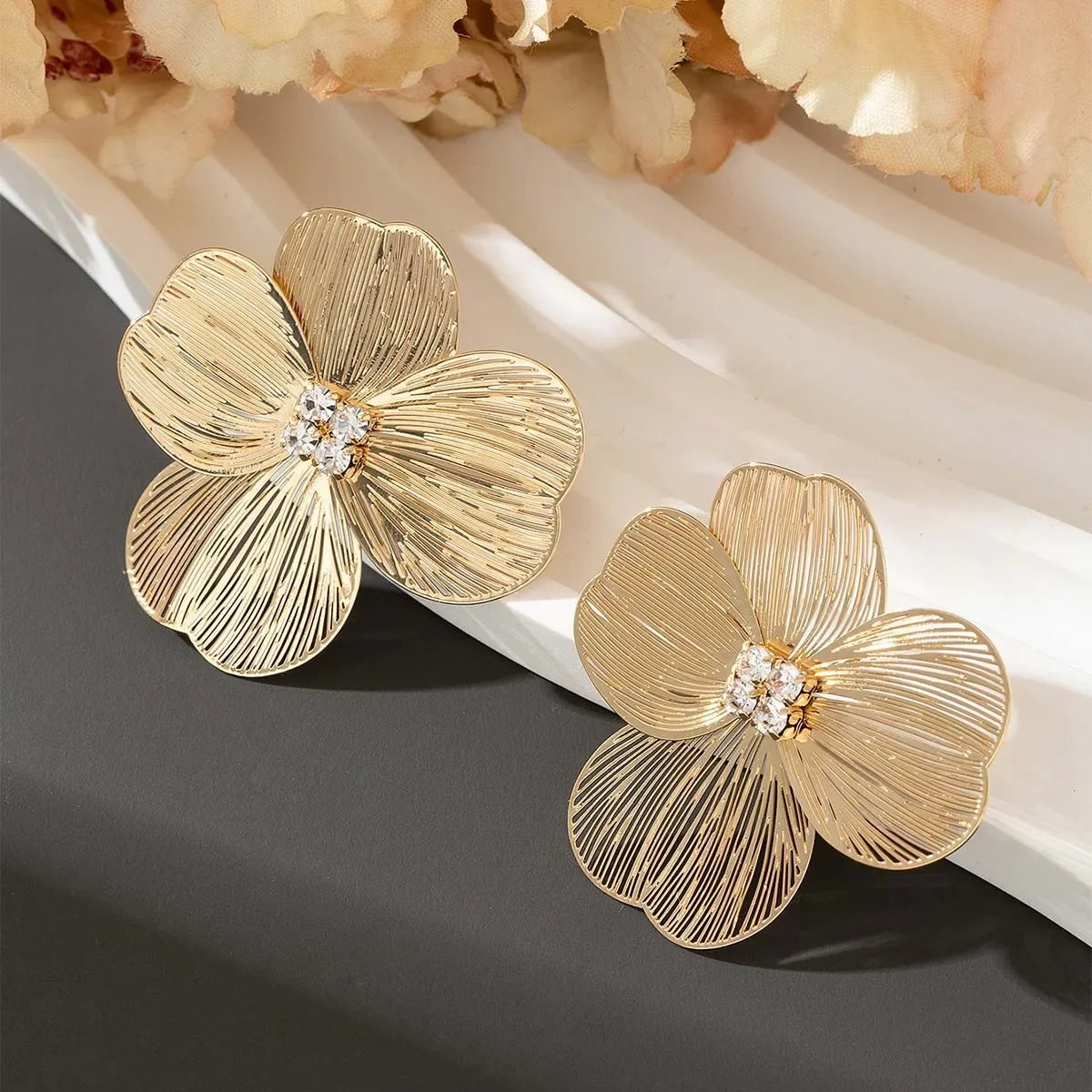 Geometric Earrings For Women Exaggerated Metal Leaves Flowers Ear Accessories Holiday Party Gift OL Fashion Jewelry EE020