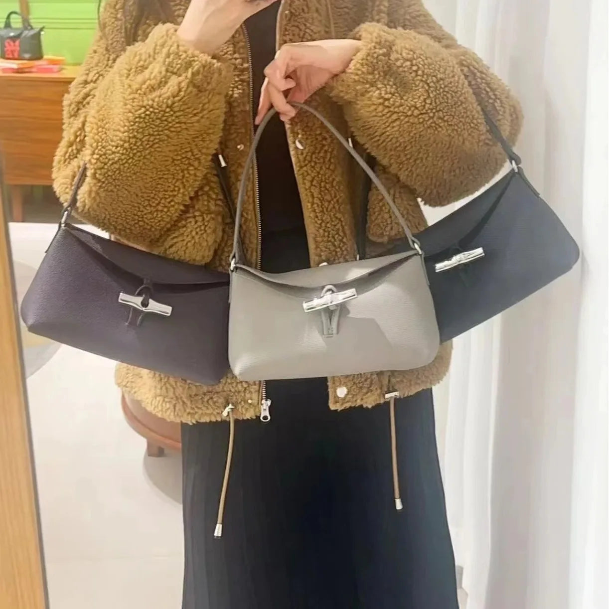 The 2024 new women's bag is a fashionable, high-end, retro, versatile handbag, shoulder and underarm bag, and a small square bag