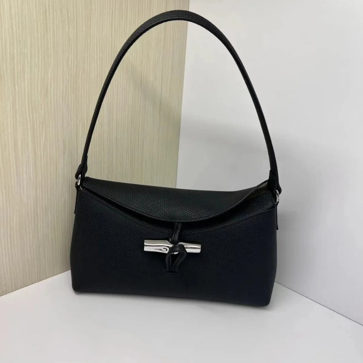 The 2024 new women's bag is a fashionable, high-end, retro, versatile handbag, shoulder and underarm bag, and a small square bag
